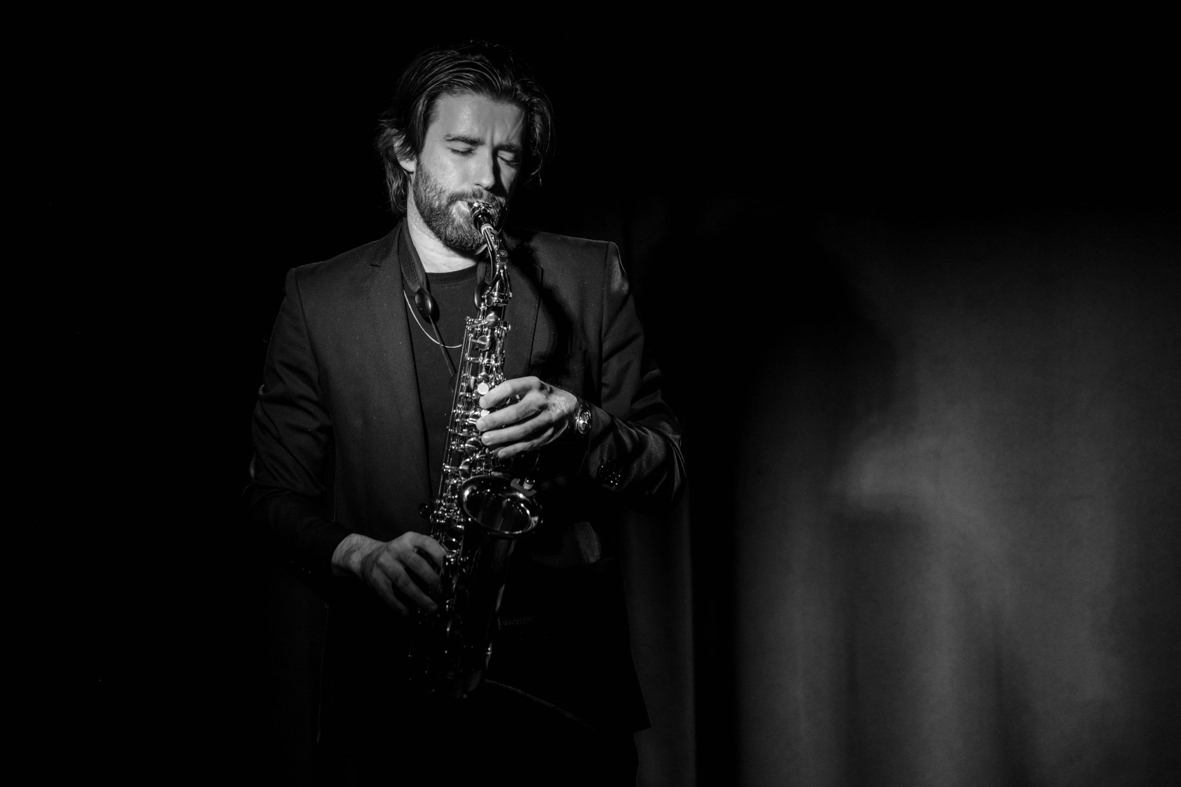 Lorenz speelt saxofoon