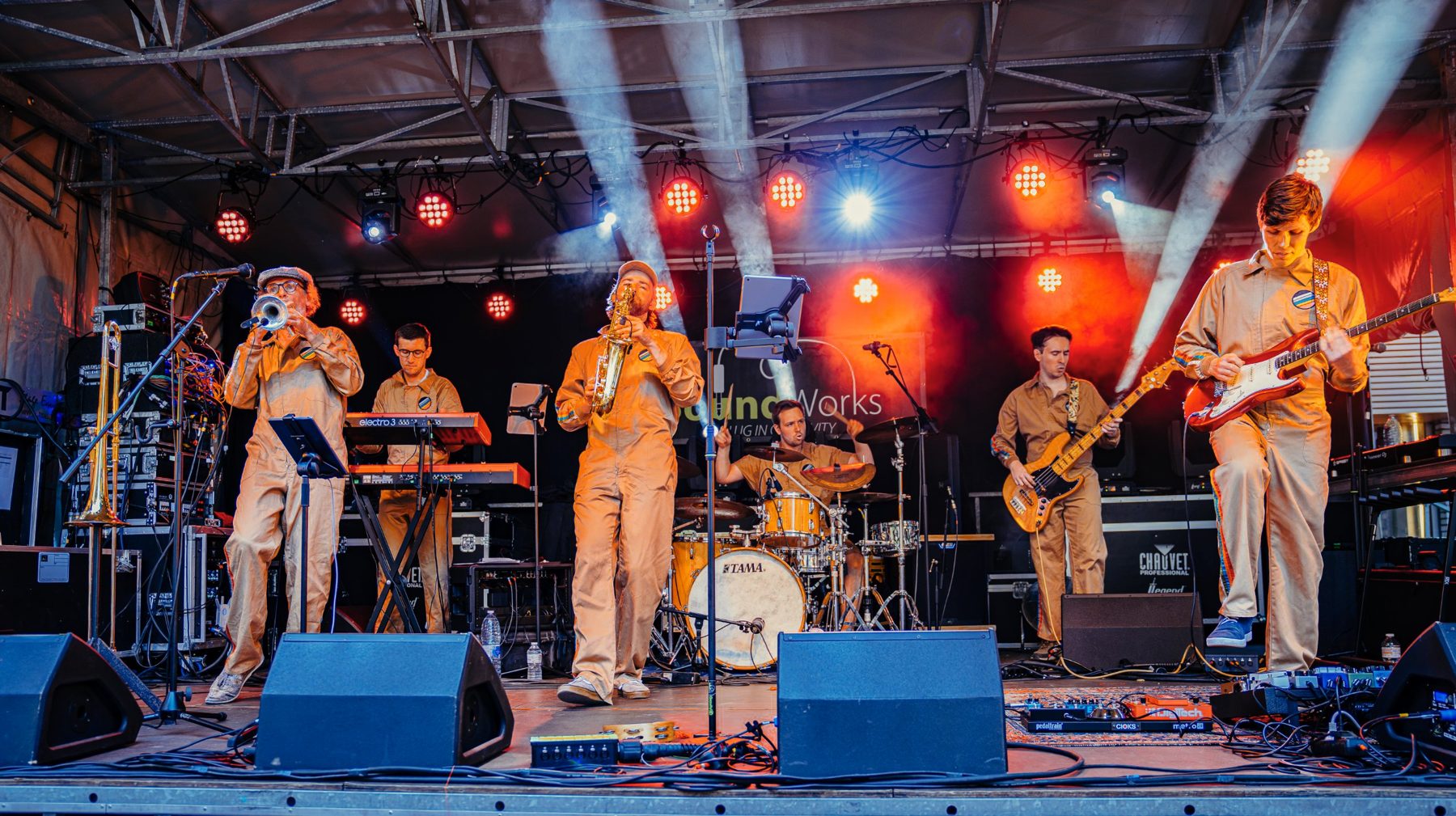 Lorenz speelt saxofoon met zijn band op het podium