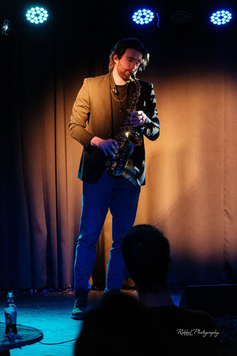 Lorenz speelt saxofoon op een podium